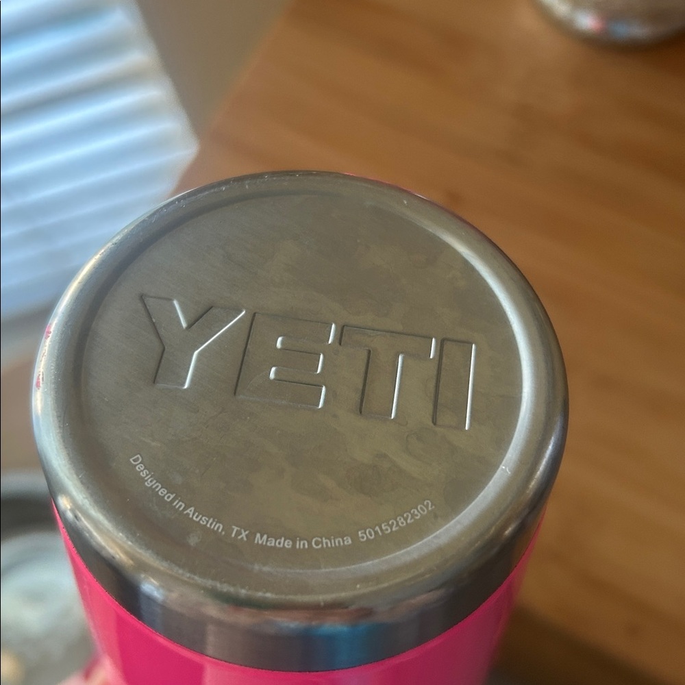 YETI Pink Travel Mug with Transparent Lid 20 ounces - Picture 4 of 6